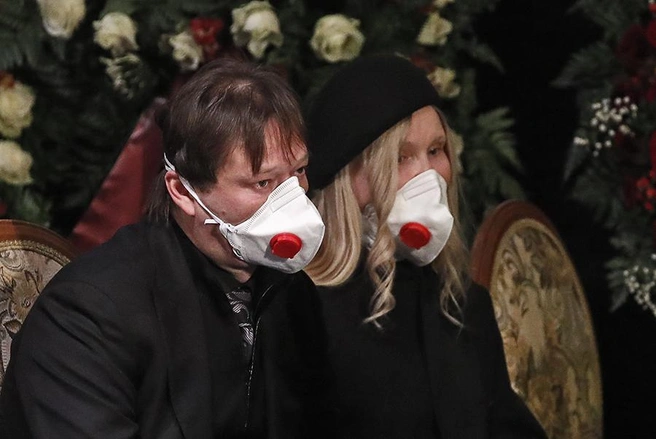 Максим Грачевский на похоронах отца, который умер от острой формы коронавируса | Источник: Артём Геодакян / ТАСС