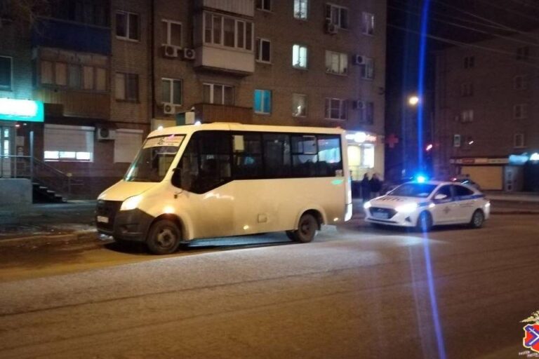 В Волгограде пассажир маршрутки пострадал при резком торможении