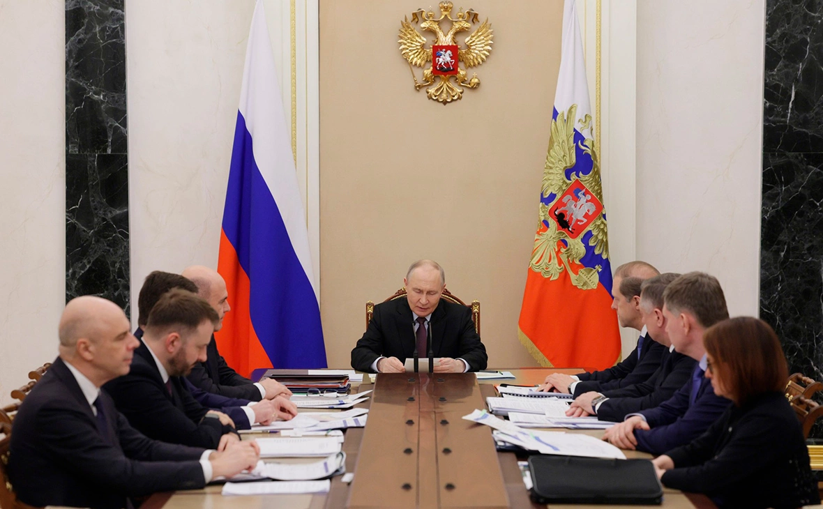 Путин потребовал вернуть рост экономики: ВВП снижается, но власти говорят о «стабильности»