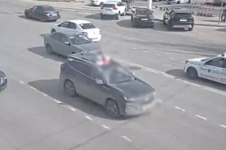 В Волгограде водитель оштрафована за перевозку детей в открытом люке автомобиля