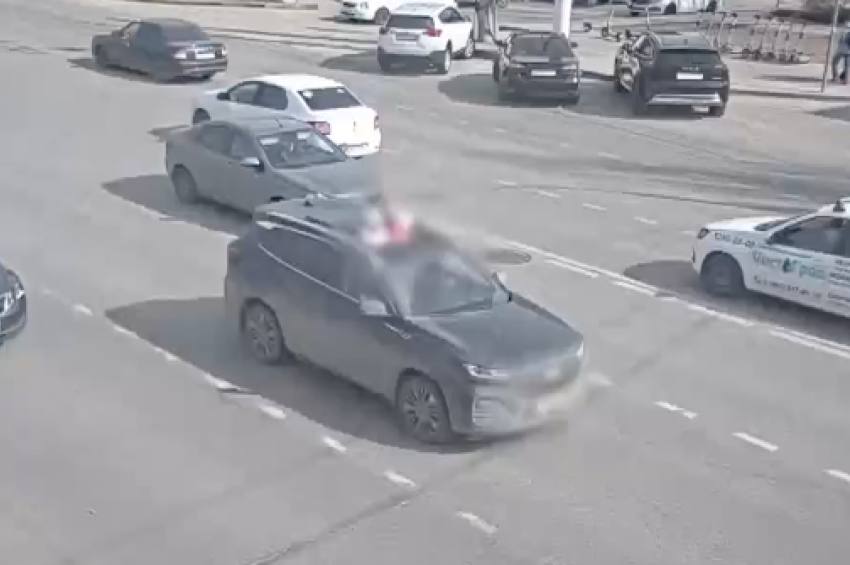 В Волгограде водитель оштрафована за перевозку детей в открытом люке автомобиля