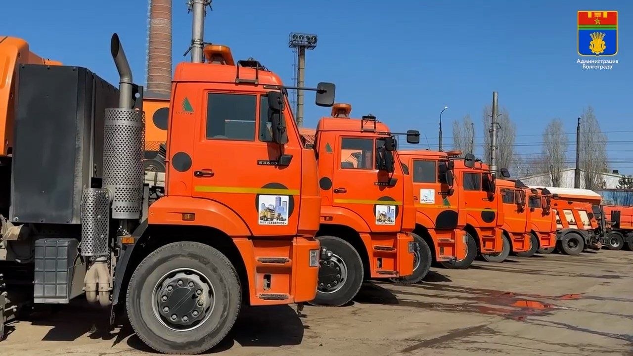 Волгоград переводит спецтехнику на летний режим: началась уборка города