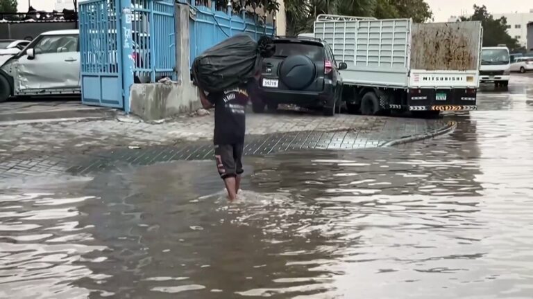 Аравийский полуостров занесло снегом и затопило