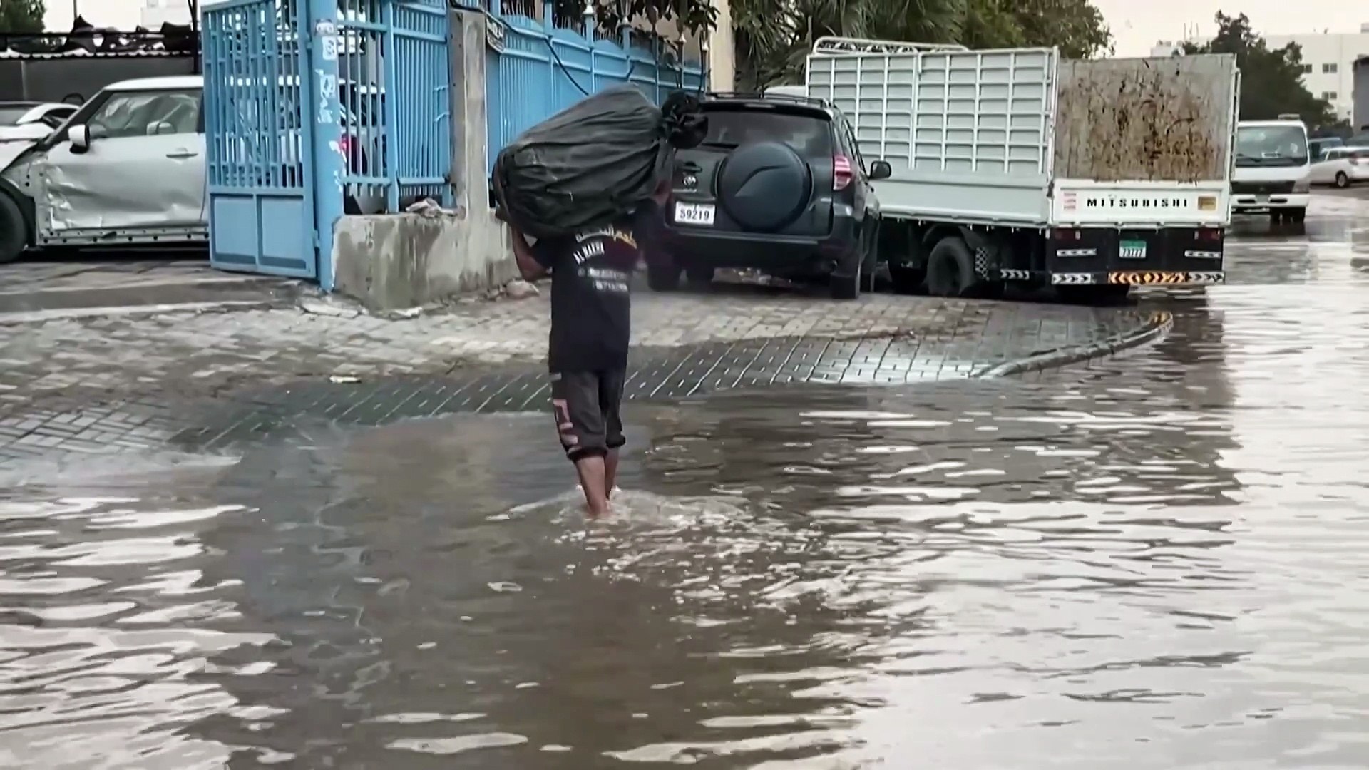 Аравийский полуостров занесло снегом и затопило