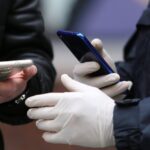 В Волгограде, по словам очевидцев, парня задержали на улице после отказа показать телефон