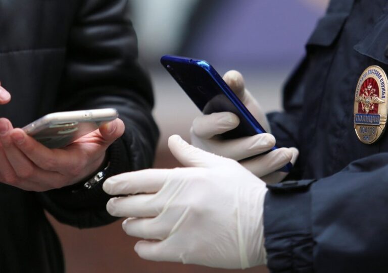 В Волгограде, по словам очевидцев, парня задержали на улице после отказа показать телефон