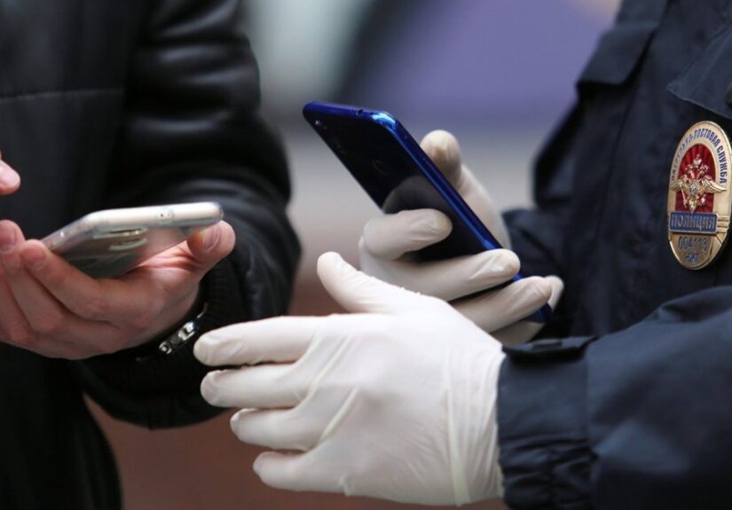 В Волгограде, по словам очевидцев, парня задержали на улице после отказа показать телефон