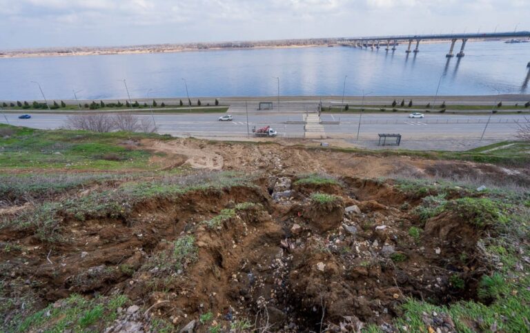 Размытый мегаливнем склон в центре Волгограде собираются срочно восстановить.