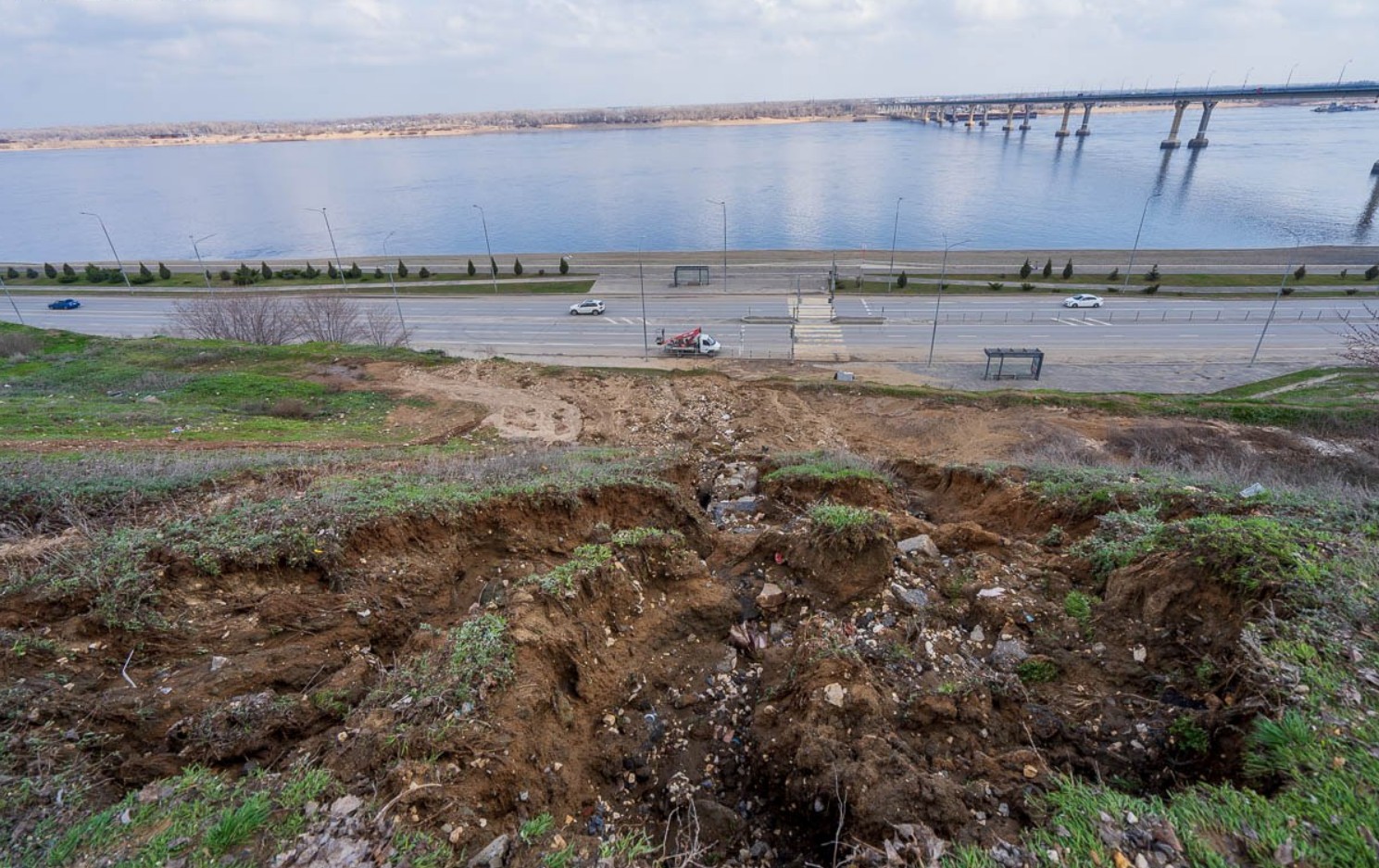 Размытый мегаливнем склон в центре Волгограде собираются срочно восстановить.