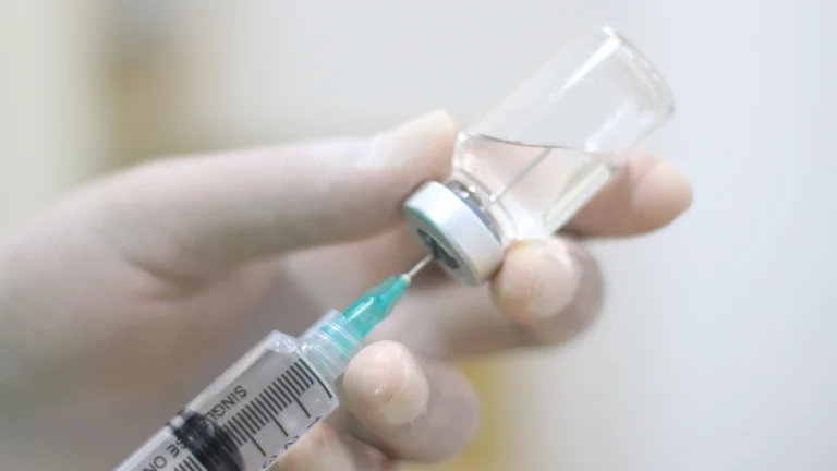 «Вакцина от рака» уже есть? Первый пациент получил препарат — но выводы делать рано