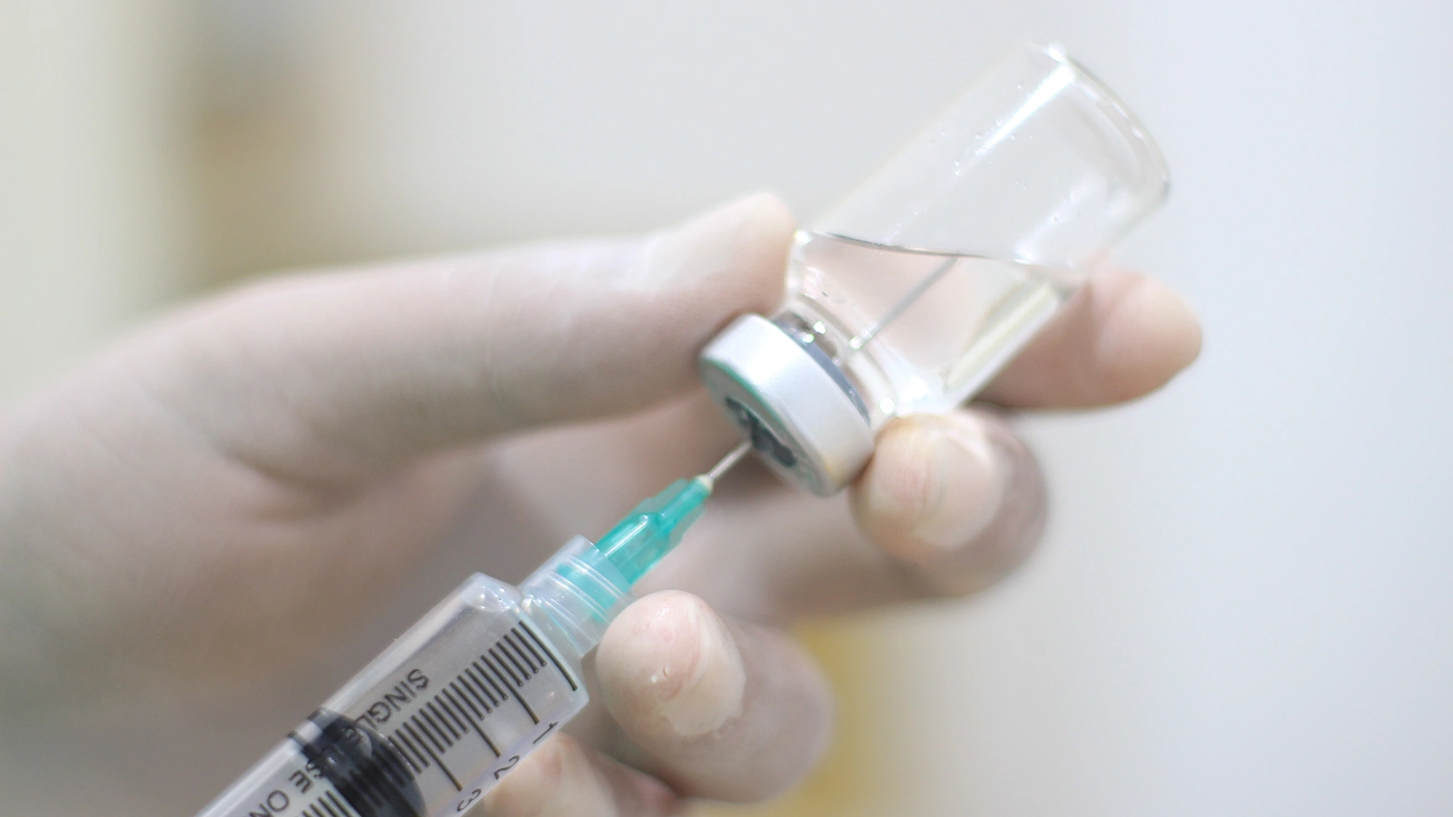 «Вакцина от рака» уже есть? Первый пациент получил препарат — но выводы делать рано