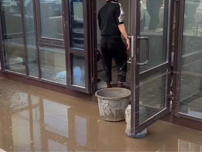 Ливень в Волгограде затопил бизнес: закрыт салон красоты, пострадали магазины и кафе