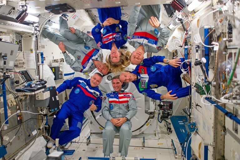 Космонавты Роскосмоса с борта МКС поздравили россиян с Днём космонавтики