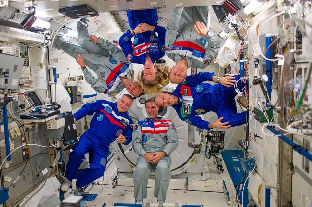 Космонавты Роскосмоса с борта МКС поздравили россиян с Днём космонавтики