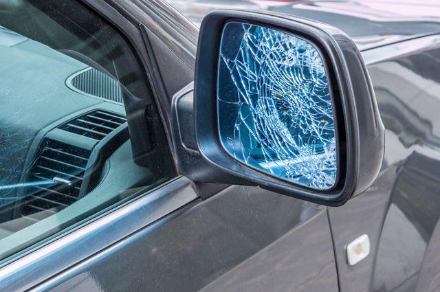 В Подмосковье голый мужчина разгуливал по улицам и срывал зеркала с автомобилей