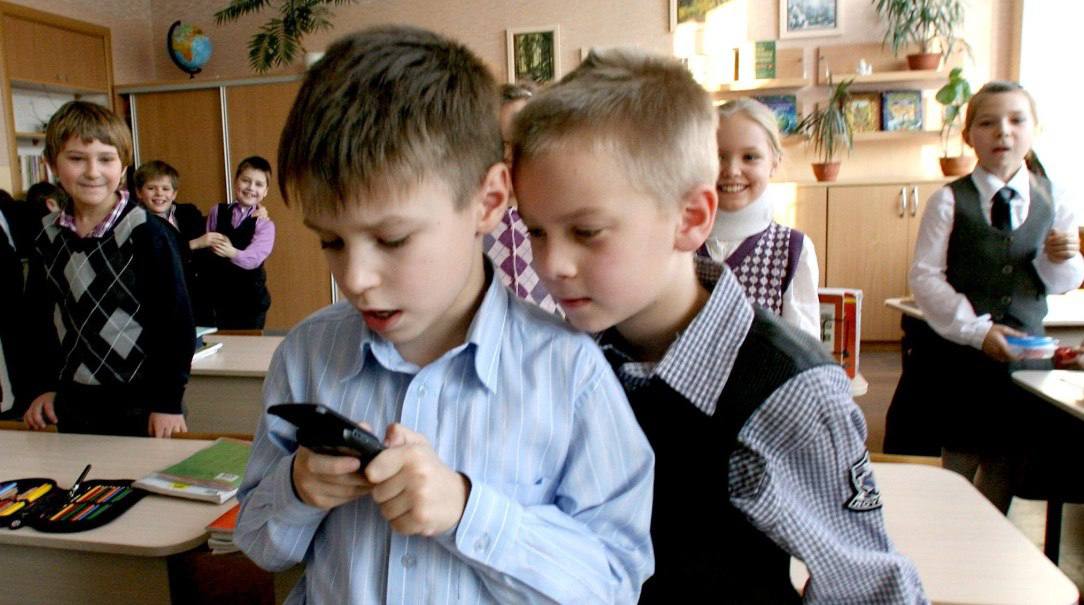 Минпросвещения рекомендовало ограничить время детей с гаджетами