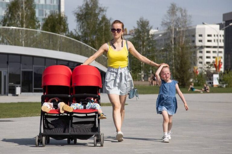 Семьи в РФ с июня начнут получать деньги по новой налоговой выплате