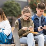 Подростков втягивают в схемы мошенников через Telegram: масштаб проблемы растёт, а решения — всё те же