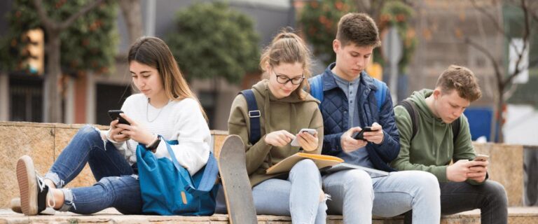 Подростков втягивают в схемы мошенников через Telegram: масштаб проблемы растёт, а решения — всё те же